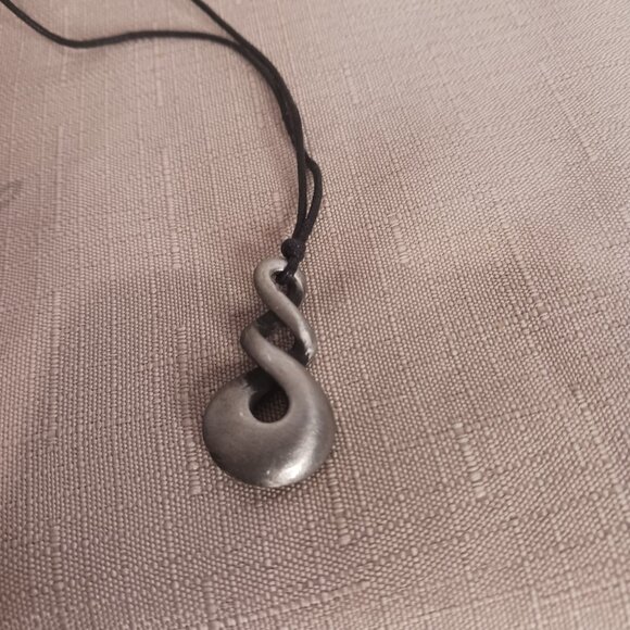 Maori Infinity Loop Surfer Necklace - Picture 4 of 6